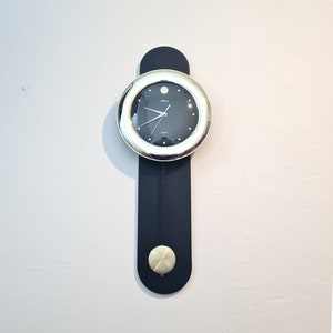 Reloj de pared vintage posmoderno de plástico con péndulo de los años 80