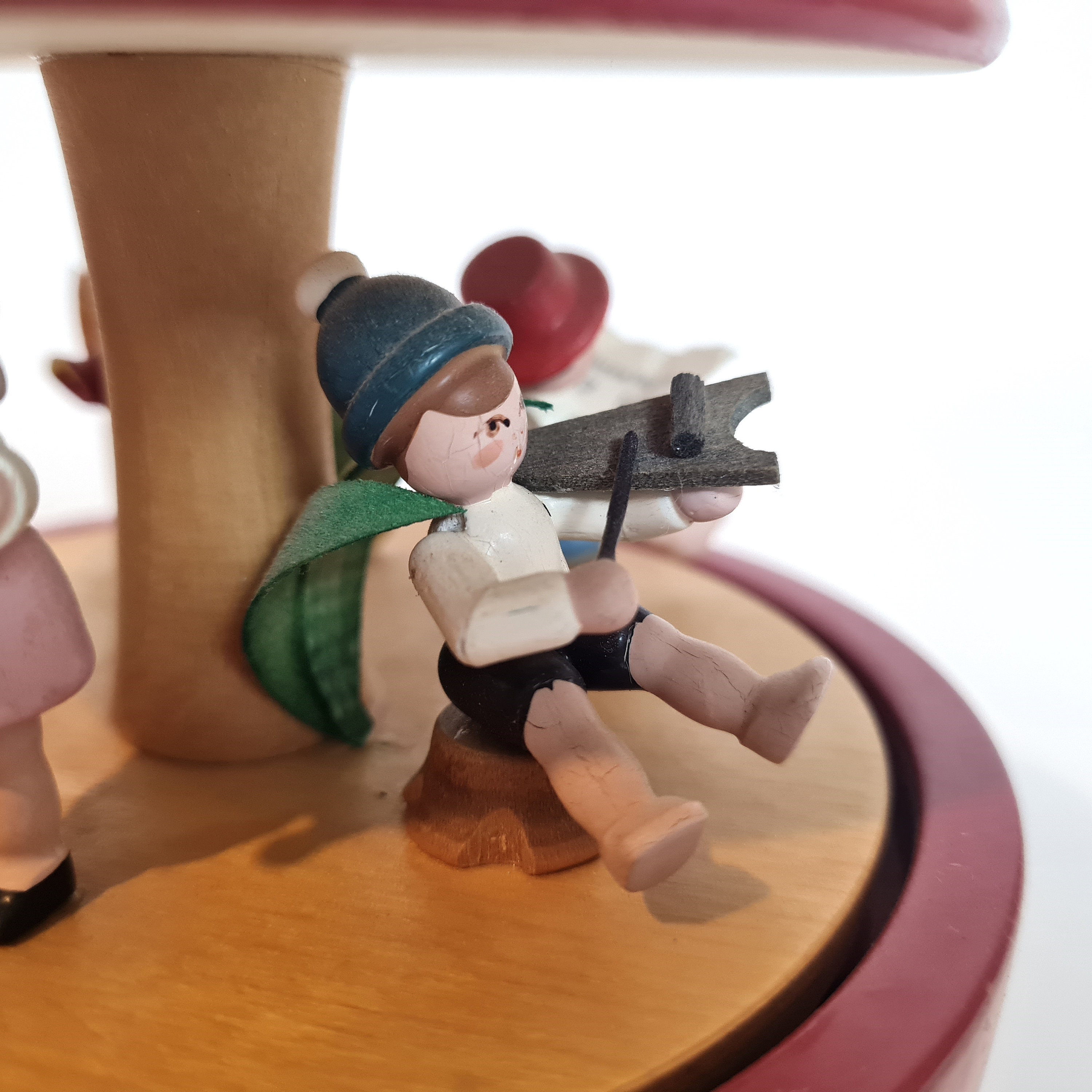 エルツ山地のヴィンテージオルゴール。4人の音楽家の子供たちが