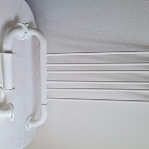 Uno degli accessori per il bagno in tubo di metallo IKEA Porta asciugamani, gancio per asciugamani, porta carta igienica