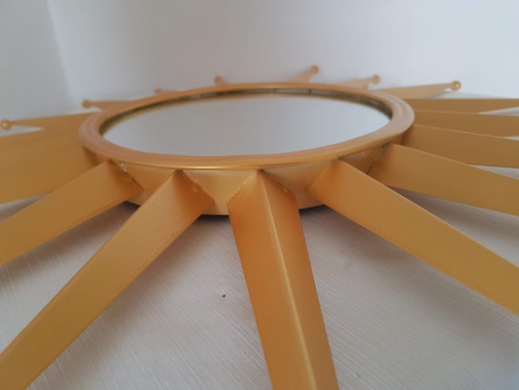 ヴィンテージのハリウッド・リージェンシースタイルの金属製フレームの