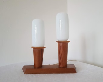 Lámpara de mesa vintage de cristal opalino con base de madera, Checoslovaquia, años 60