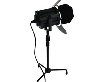 Lampadaire Trépied Type Projecteur De Cinéma Hauteur Réglable Bois Et Metal Led Retro Lampe Sur Pied Pour Salon Blanc Mat 01 0000401
