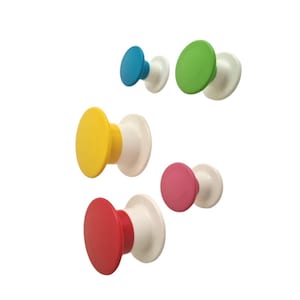 Peut inclure: Cinq boutons ronds colorés avec des bases blanches. Les boutons sont jaunes, rouges, verts, bleus et roses.