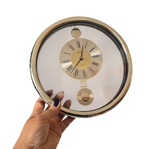 Reloj de pared vintage de plástico posmoderno con péndulo Fabricado en Japón en los años 80