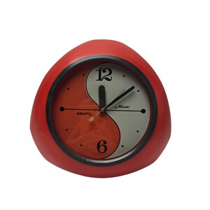 Horloge murale vintage soviétique à quartz en plastique rouge avec cadran Yin Yang, style postmoderne Memphis Space Age. Décoration intérieure.