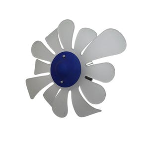 Puede incluir: Un ventilador de techo blanco y azul con un diseño floral. El ventilador tiene un centro azul con una serie de aspas blancas en forma de pétalo que irradian hacia afuera. Las aspas son curvas y parecen estar hechas de un material translúcido.