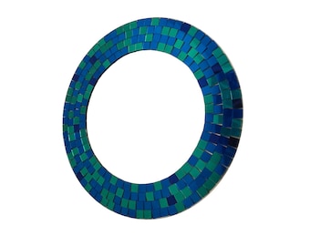 Pode incluir: Um espelho redondo com uma moldura de mosaico azul e verde. A moldura é feita de pequenos azulejos quadrados.