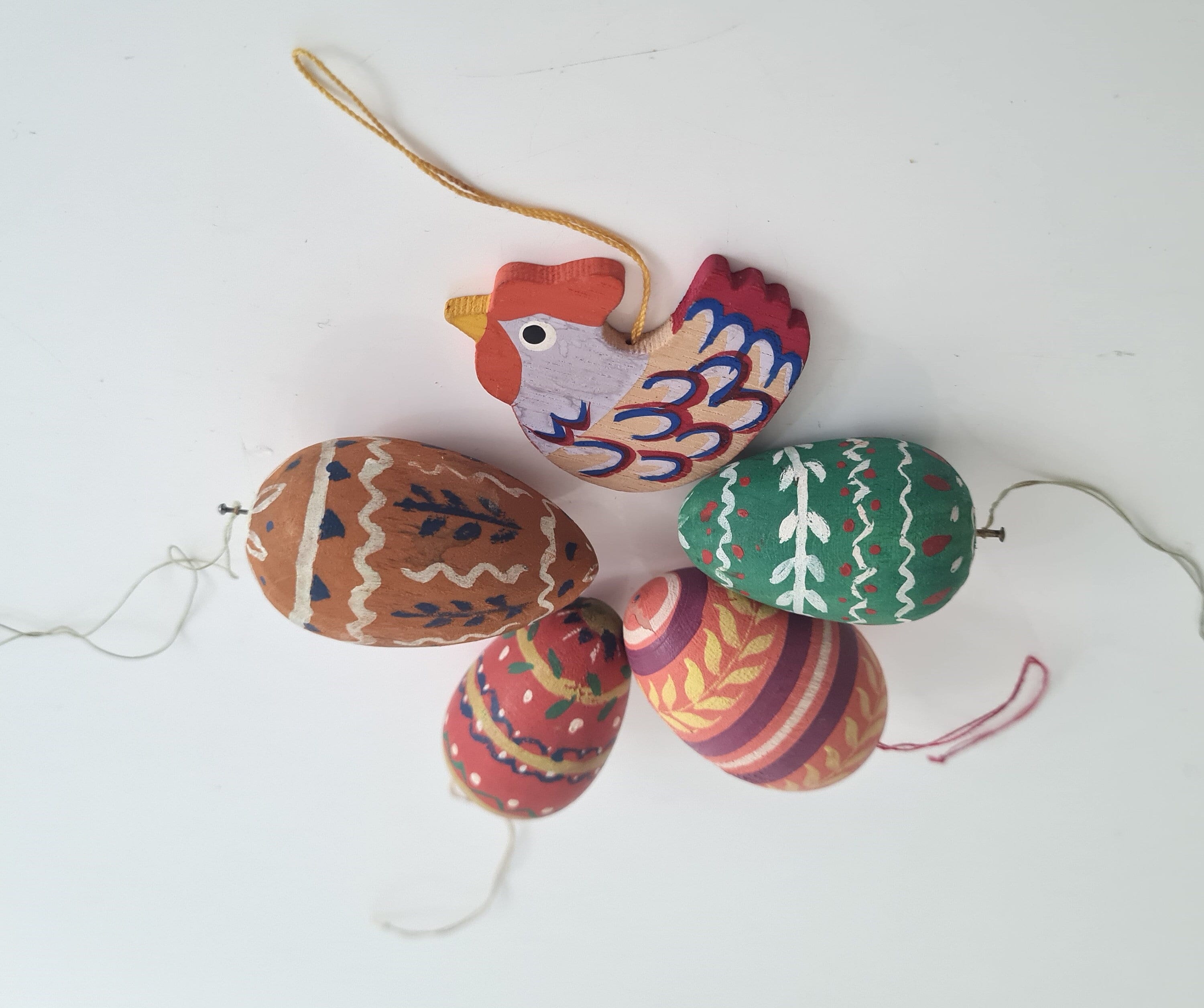 ヴィンテージ エルツ山地イースターセット カラフルな卵 4 個と鶏 1 羽