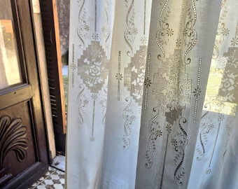 Vintage Vorhang 220 x 280 cm mit zarter floraler Cutwork (Richeschicht) Stickerei, Fensterdekoration im Landhaus-Stil. Hergestellt in Italien