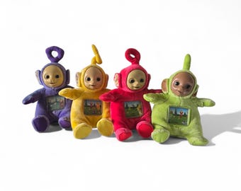 TOMY Teletubbies Laa-Laa & Po ぬいぐるみセット Teletubbies Set of 4 Plush Dolls Featuring 20