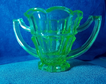 ウランガラスの花瓶 ウランガラス フラワーベース 緑の花瓶 オブジェ