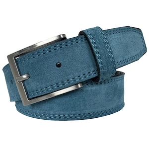 Op de afbeelding: Een blauwe suède riem met een rechthoekige gesp van geborsteld zilverkleurig metaal en dubbele stiksels langs de randen. De riem heeft een matte, getextureerde afwerking en is voorzien van een bijpassende suède lus bij de gesp.