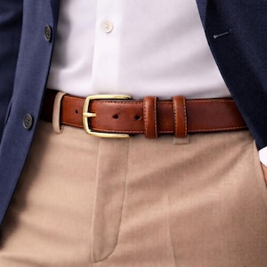 Brązowy pasek męski w kolorze koniaku ze skóry włoskiej ze złotą klamrą