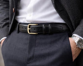 Cinturón de vestir negro para hombre, de piel italiana, con hebilla dorada.