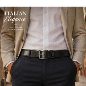 Peut inclure: Une ceinture en cuir noir avec une boucle argentée est mise en valeur. Elle est portée avec un pantalon bleu marine, une chemise blanche et un blazer beige. Le texte "ITALIAN Elegance" est visible en haut à gauche.