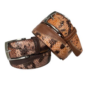 Op de afbeelding: Twee bruine leren riemen met een slangenhuidpatroon. De riemen hebben zilveren gespen en liggen op elkaar.