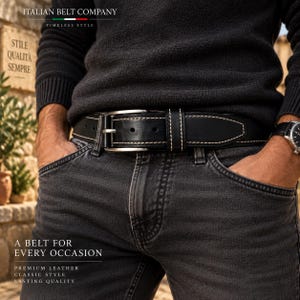 Peut inclure: Une ceinture en cuir noir avec une boucle en métal argenté et des surpiqûres contrastantes claires. La ceinture est portée à la taille sur un jean gris foncé. Le texte sur l'image indique : ITALIAN BELT COMPANY, TIMELESS STYLE, STILE QUALITA SEMPRE, A BELT FOR EVERY OCCASION, PREMIUM LEATHER, CLASSIC STYLE, LASTING QUALITY.