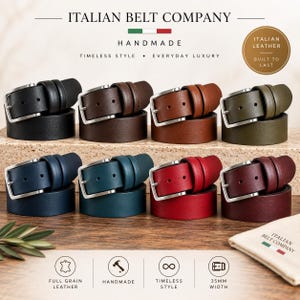 Puede incluir: Ocho cinturones de cuero dispuestos en dos filas, con hebillas de metal plateado. Los colores incluyen negro, marrón oscuro, tostado, verde oliva, azul marino, azul verdoso, rojo y burdeos. Texto: ITALIAN BELT COMPANY y 35MM WIDTH.