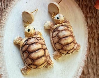Brincos de tartaruga, brincos pendentes de tartaruga, brincos de argila polimérica feitos à mão, joias de animais, presente para ela, ideia de presente exclusiva de tartaruga.