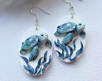 Brincos de Tartaruga Marinha, Brincos Pendentes de Praia, Brincos Artesanais de Argila Polimérica, Joias Azuis e Brancas, Presente Ideal para Mães, Presente Exclusivo com Tema de Praia