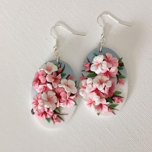 桜のイヤリング 桜のイヤリング ぶら下がる粘土の花のイヤリング ハンドメイドの春のジュエリー 日本のイヤリング 韓国のイヤリング 母への贈り物