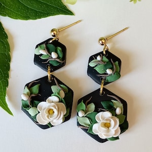 Boucles d&#39;oreilles magnolia pendantes Boucles d&#39;oreilles fleurs blanches Boucles d&#39;oreilles faites à la main en pâte polymère Cadeau pour elle Idées cadeaux pour maman