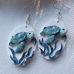 Pendientes de tortuga marina, pendientes colgantes de playa, pendientes hechos a mano de arcilla polimérica, joyería azul y blanca, regalo para mamá, regalo único con temática playera imagen 4