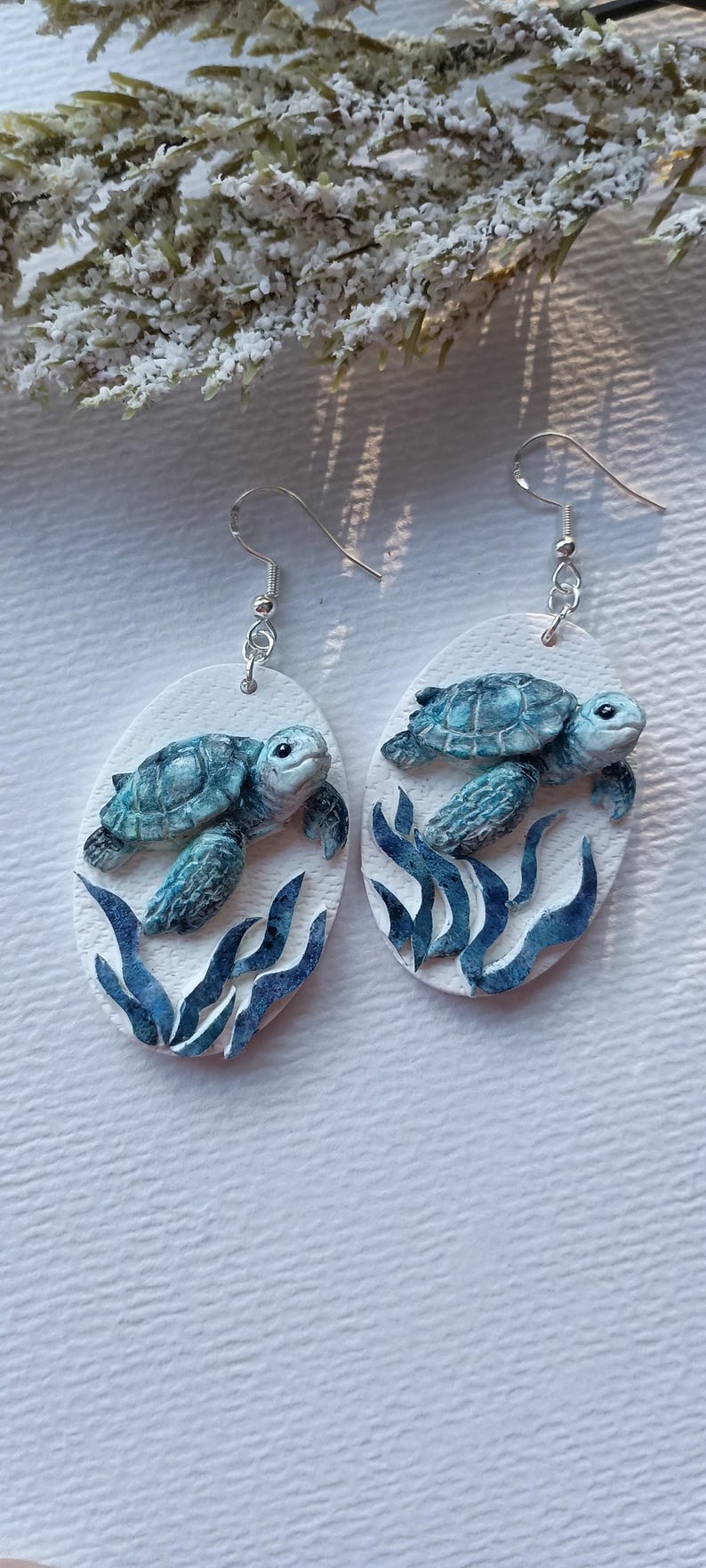 Pendientes de tortuga marina, pendientes colgantes de playa, pendientes hechos a mano de arcilla polimérica, joyería azul y blanca, regalo para mamá, regalo único con temática playera imagen 4