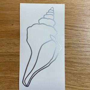 Könnte beinhalten: Ein silberner Umriss eines Muschelschalenaufklebers auf weißem Hintergrund. Der Aufkleber hat eine detaillierte Spiralspitze und einen geschwungenen Körper. Der Text "More color options" ist unten in Schwarz gedruckt.