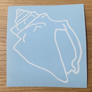 Könnte beinhalten: Weißer Muschelkontur-Aufkleber auf hellblauem Hintergrund. Der Aufkleber zeigt eine detaillierte Kontur einer Muschel, die ihre spiralförmige und gebogene Form hervorhebt. Der Aufkleber befindet sich auf einem quadratischen Papier.