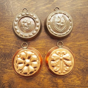 Juego de cuatro moldes de cobre vintage para hornear / Moldes de cobre pequeños / Moldes de cobre desiguales / Moldes de cobre vintage / Decoración de cocina vintage