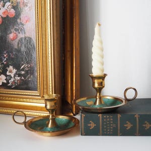Set van twee vintage kandelaars | Kamerkandelaars | Vintage koperen kandelaars | Geëmailleerde messing kandelaars
