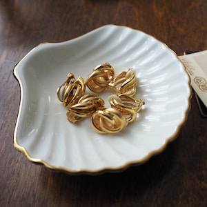 Vintage clip-on earrings | Gold tone clip-on earrings | Vintage gold tone earrings | Clip-on earrings