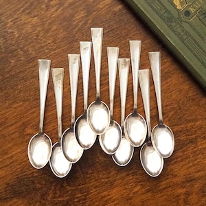 Set med tio vintage teskedar | Små silverpläterade teskedar | Matchande teskedsset | Vintage alpackateskedar