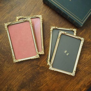 Set of two vintage brass photo frames | Brass photo frames 10x15 cm | Matching picture frames | Vintage brass and white picture frames
