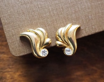 Vintage clip-on earrings | Gold tone clip-on earrings | Vintage gold tone earrings | Clip-on earrings