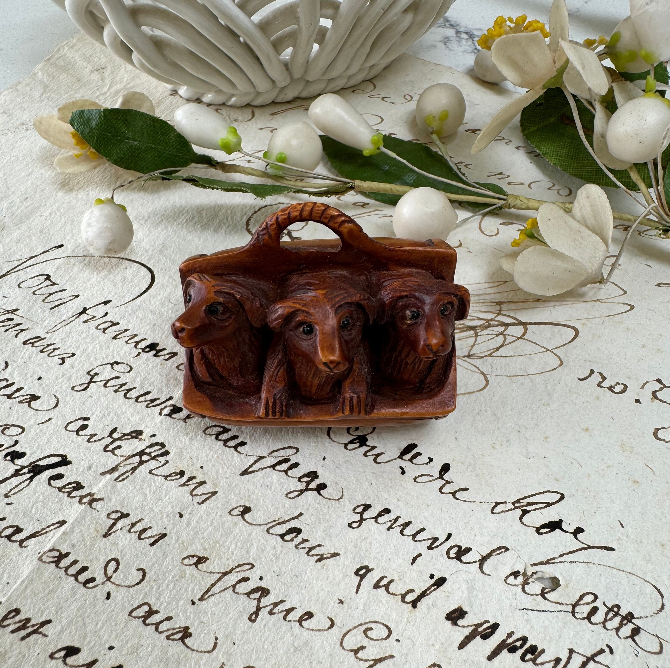根付(netsuke) 2 匹の寄り添う犬　木製　江戸時代 File:Kokei's dog shaped netsuke.jpg - Wikimedia Commons