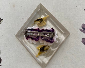 Broche Ancienne Lucite Gravée à L'envers – Motif 3 œillets – Multicolore