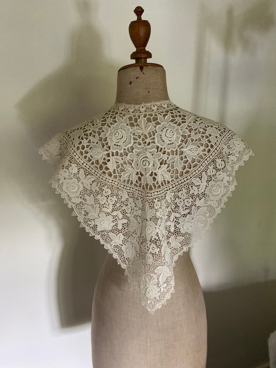 Stunning vintage lace collar
