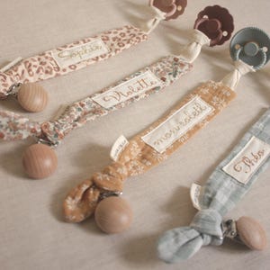 Op de afbeelding: Een witte keramische mok met een zwart handvat en de tekst "But First, Coffee" in een handschriftstijl. De mok staat op een wit oppervlak. De mok is 10 cm hoog.