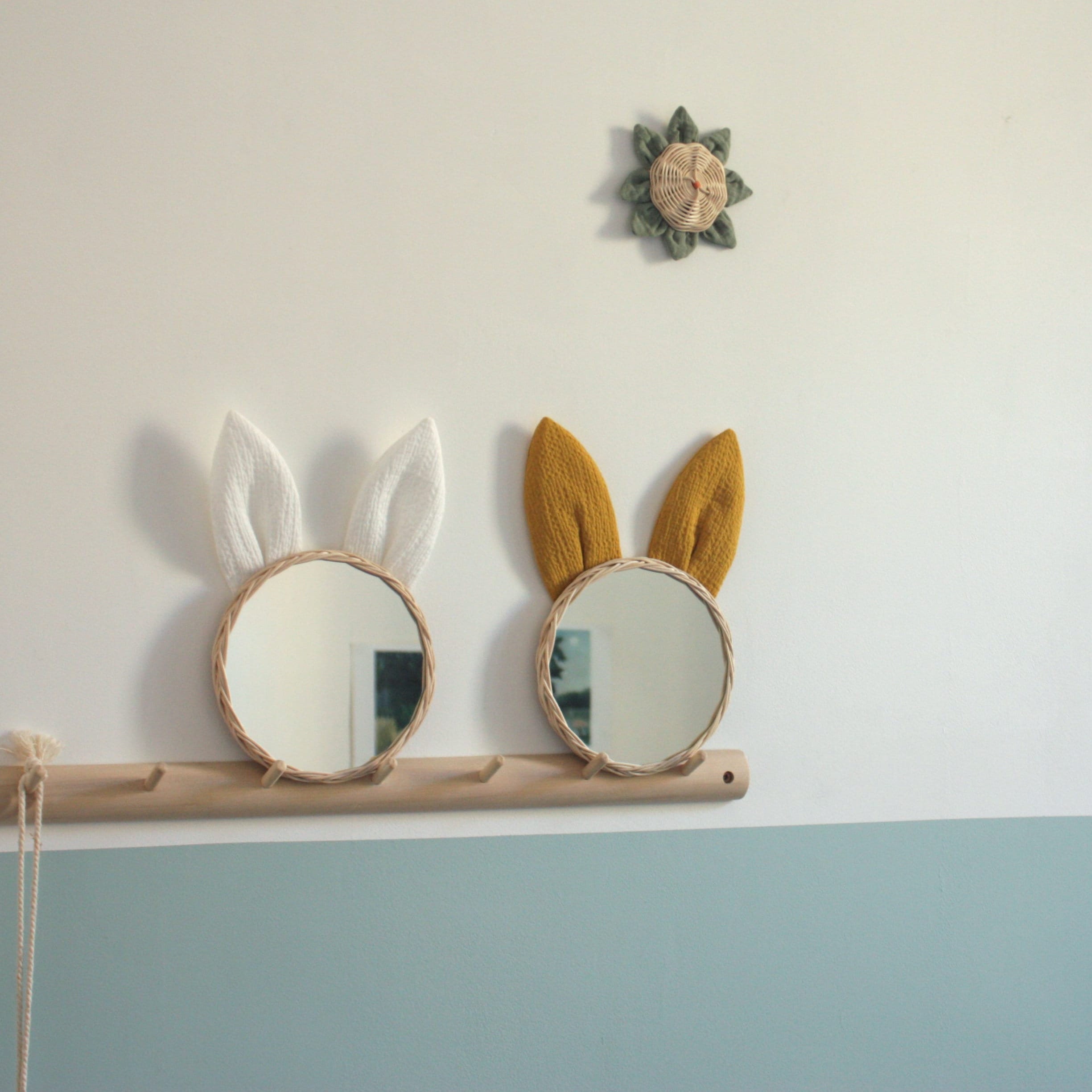Miroir lapin nuage et papillon en cadre bois pour chambre de bébé