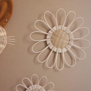 Decoración de pared de margaritas de ratán y caña, flor de ratán, decoración de pared para habitación de bebé y niño, flor de pared | Taller de Solelh
