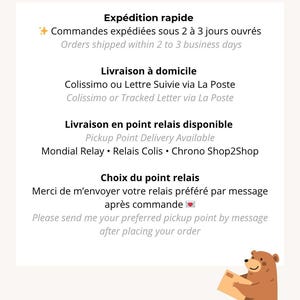 May include: A white background with text in French and English, detailing shipping and delivery options. A cartoon bear holding a package is in the bottom right corner. The text includes information about shipping times and pickup point delivery.