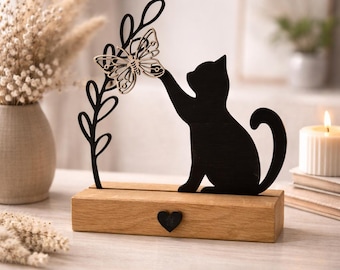 Handmade cat decoration with butterfly made of oak wood – natural decoration for living room, animal lovers, wood art, gift idea