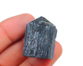 Surowy czarny turmalin, szorstki z polerowanym punktem, surowy kryształ turmalinu, małe kryształy czarnego turmalinu | Surowy kryształ czarnego turmalinu