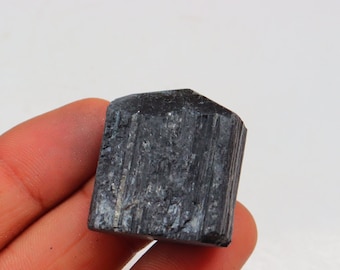 Surowy czarny turmalin, szorstki z polerowanym punktem, surowy kryształ turmalinu, małe kryształy czarnego turmalinu | Surowy kryształ czarnego turmalinu