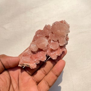 Zeldzaam roze apofyllietkristalmonster uit India, natuurlijk sprankelend roze apofylliet, natuurlijke roze apofyllietpunten, apofyllietkristal