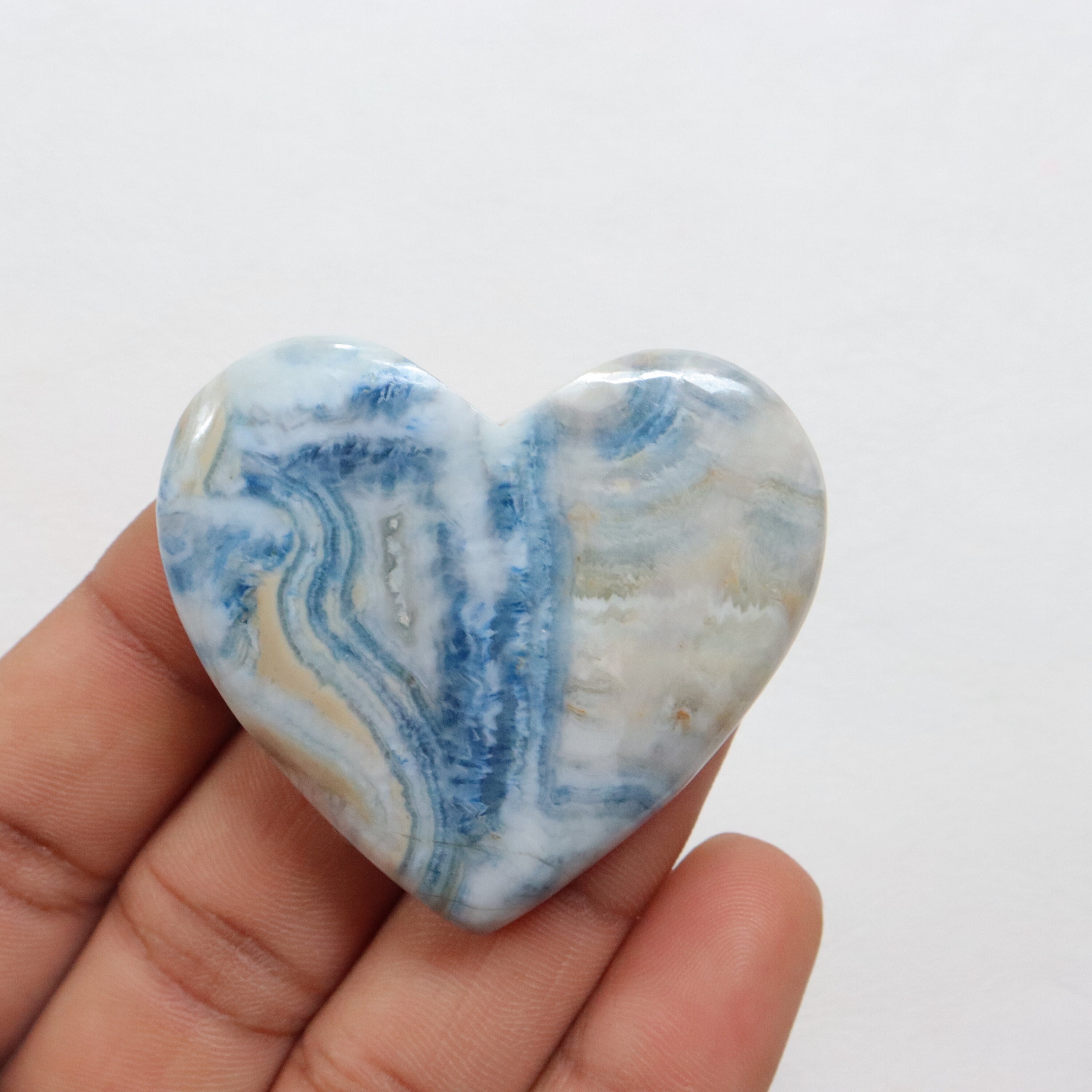 Pietra a forma di cuore di Scheelite blu di buona qualità, cuore di Scheelite naturale, pietra di Scheelite lucidata, cristallo di Scheelite blu, pietra di meditazione