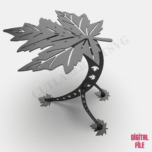 Puede incluir: Un hogar de fuego de metal negro con forma de hoja de arce con tres patas. Las patas también tienen forma de hojas de arce. El hogar de fuego está diseñado para uso al aire libre.