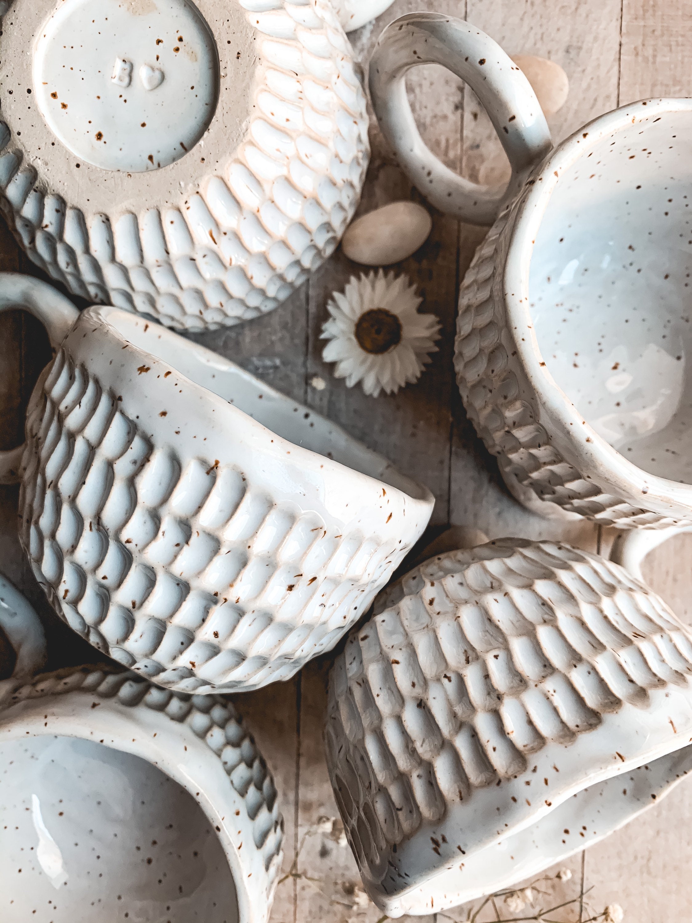 Céramique Sculptée avec Des Tasses à Café Points de Pyrite